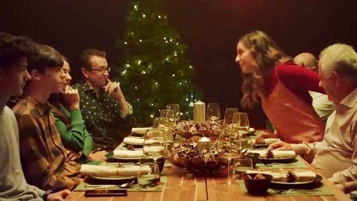 El aviso publicitario cuestiona la importancia que se le da a las redes sociales