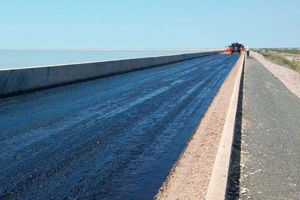 Pavimentan coronamiento del dique de Figueroa