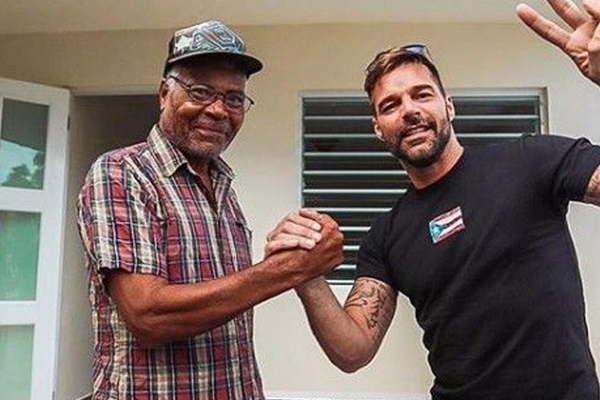 Ricky Martin entregoacute viviendas a los afectados por los huracanes 