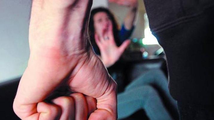 Ataba a la cama a su concubina adolescente para que no abandone la casa