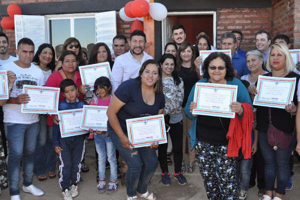 Fuentes y Niccolai entregan viviendas sociales en Capital