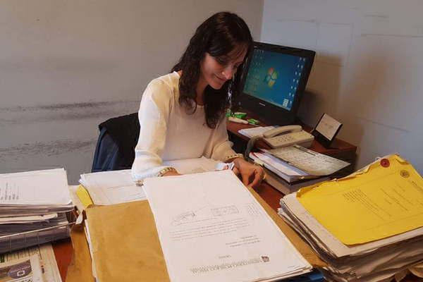 Golpeaba y ataba a una cama a su novia para que no abandonara la ca