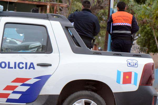 Teniacutea prohibido acercarse a su ex y se metioacute a la casa y se quedoacute a dorm