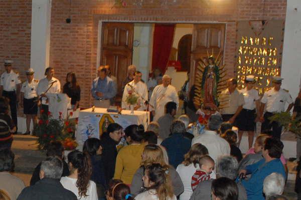 Devotos viven con juacutebilo la fiesta patronal de  Mariacutea de Guadalupe