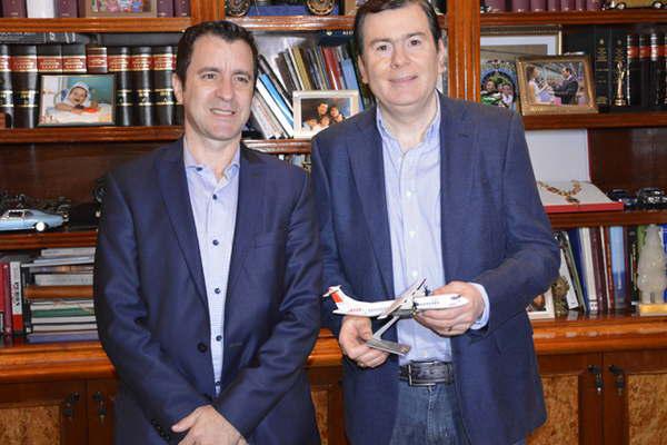 Zamora recibioacute al gerente de la aeroliacutenea
