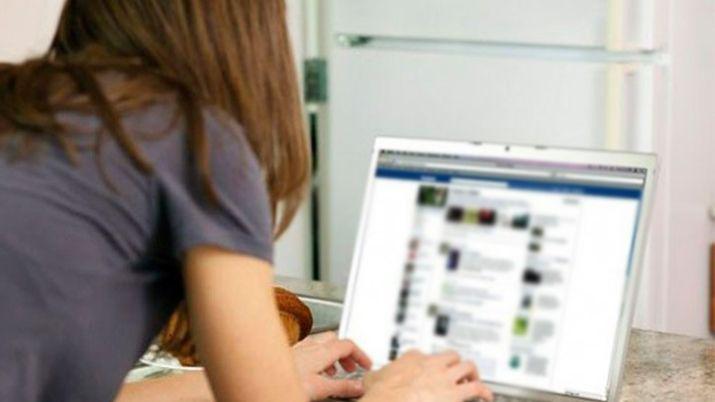 Encontroacute mensajes hot de su vecino en el celular de su hija menor de edad