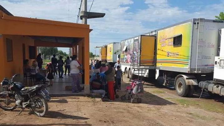 Una unidad móvil de Dirección de Odontología del Ministerio de Salud trabajar en Plaza Libertad