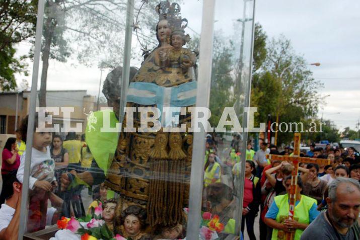 La imagen de Nuestra Señora de Loreto sale del templo acompañada por los fieles loretanos CorresponsalíaJota Jozami