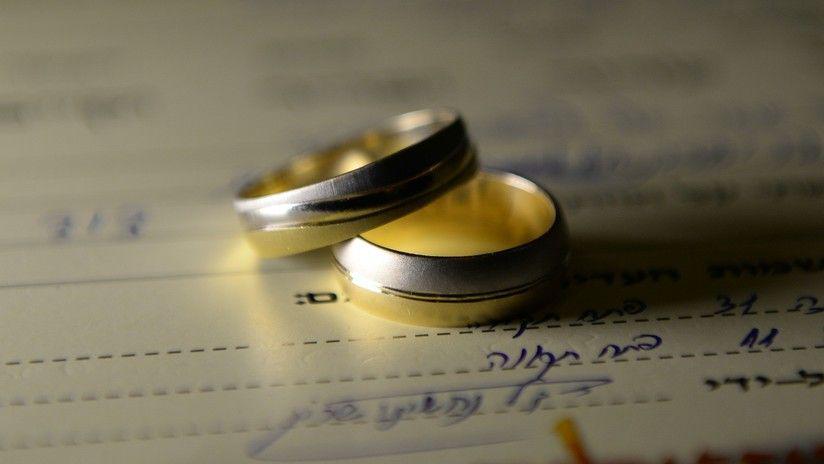 Insoacutelito- le propuso matrimonio con seis anillos de diamantes
