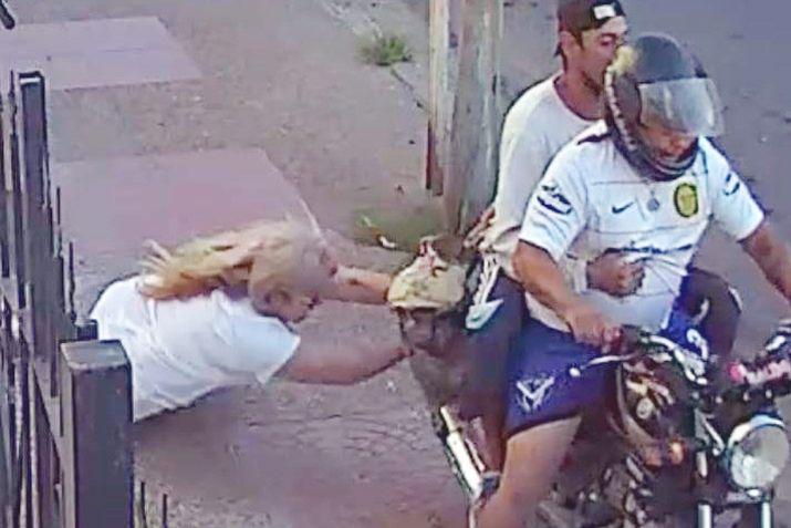Indignacioacuten por video de un violento arrebato a una mujer que se viralizoacute