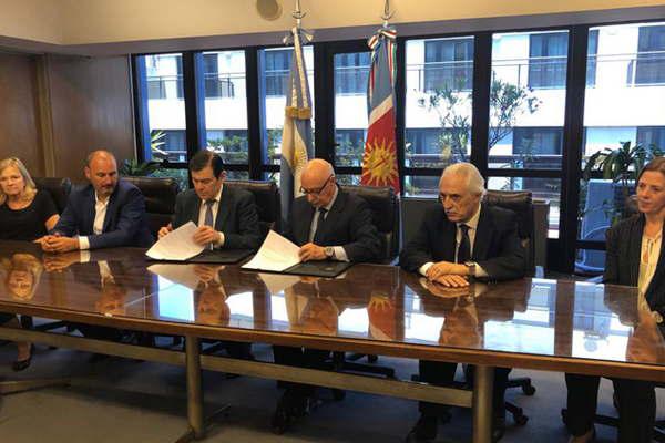Zamora firmoacute convenios con el CFI para el desarrollo provincial