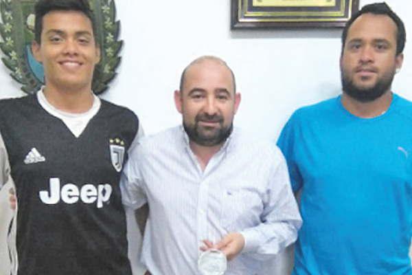 Jugadores de Chacarita del Sud visitaron al intendente Pablo Mirolo
