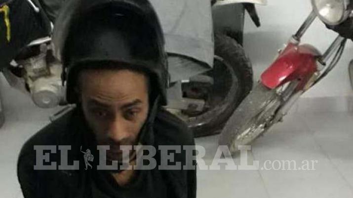 Quemao Diacuteaz pasoacute cinco horas en una antena amenazando con tirarse