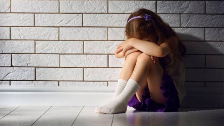 Detuvieron a una mujer policiacutea por el abuso de su hija de 9 antildeos