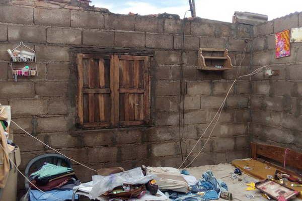 Un temporal causoacute destrozos en Lavalle y una nintildea resultoacute con fractura en un feacutemur