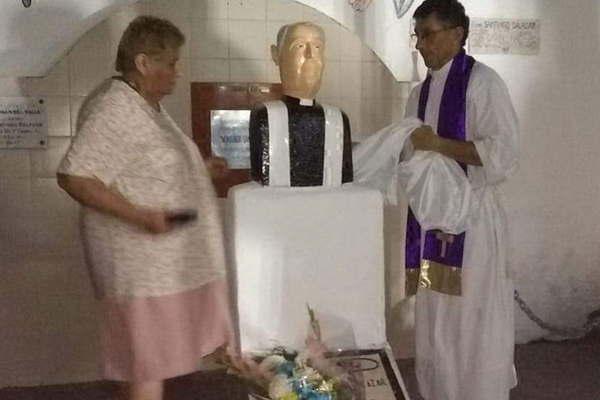 A 27 antildeos de su fallecimiento hubo un homenaje a Mons Santiago Salazar