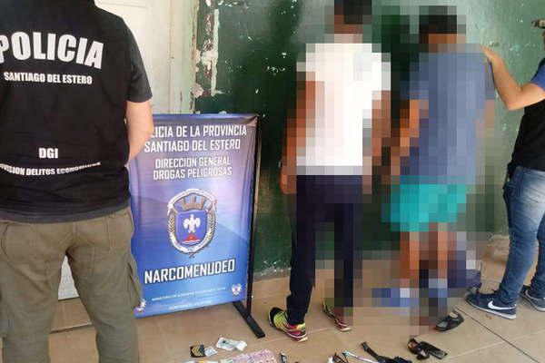 Apresan a dos hombres con cocaiacutena y marihuana en su poder