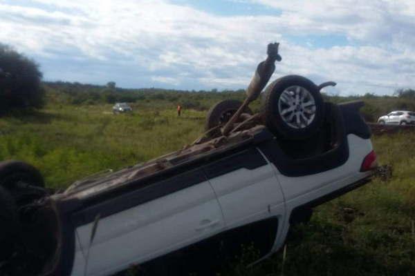 Un oficial de policiacutea y dos joacutevenes se salvan de milagro tras un vuelco