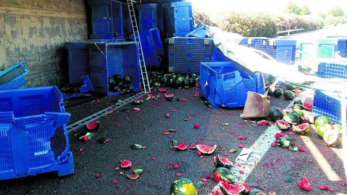 Camionero esquivoacute a dos joacutevenes que corriacutean picadas y perdioacute su carga completa