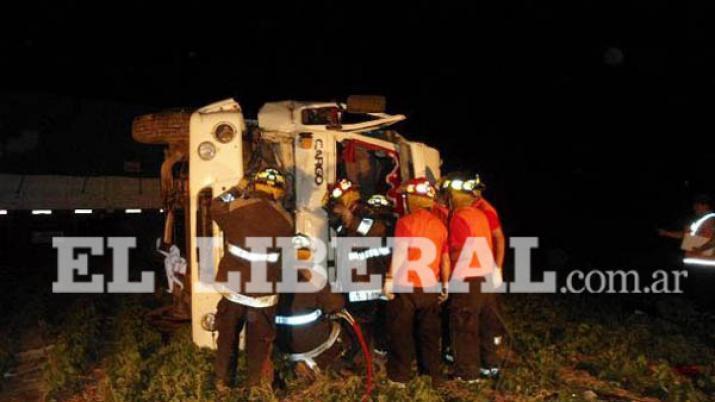 Volcoacute con su camioacuten en la ruta 130 y fallecioacute en el acto