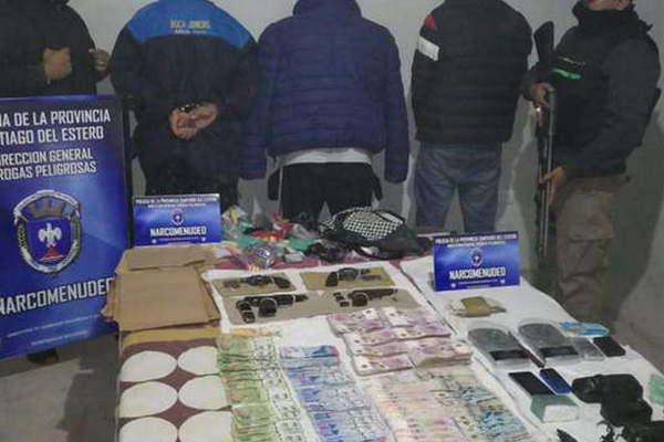 Desbaratan banda narco que vendiacutea cocaiacutena y marihuana