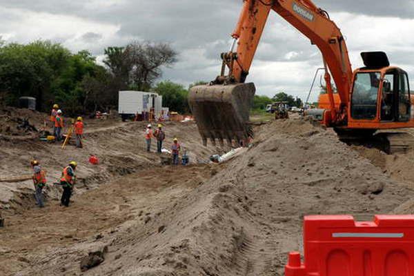 Iniciaron las tareas para hacer realidad la cloaca maacutexima que impactaraacute en 180000 habitantes