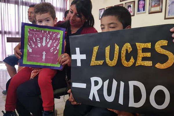 Padres de nintildeos con autismo piden a concejales se prohiacuteba venta de pirotecnia
