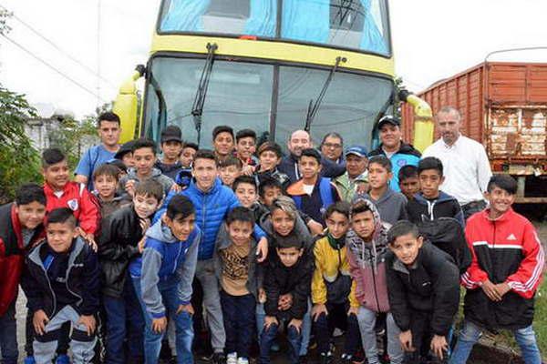 Nintildeos de la Escuela Matadero Fuacutetbol Club viajan para participar de un torneo interprovincial en Paranaacute
