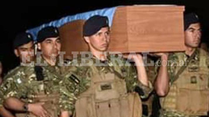 Un santiaguentildeo en la delegacioacuten que repatrioacute los restos del soldado caiacutedo en Malvinas