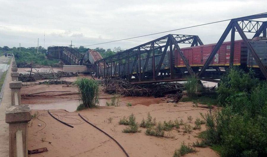 VIDEO  Se cayoacute un puente justo cuando pasaba el tren Belgrano Cargas