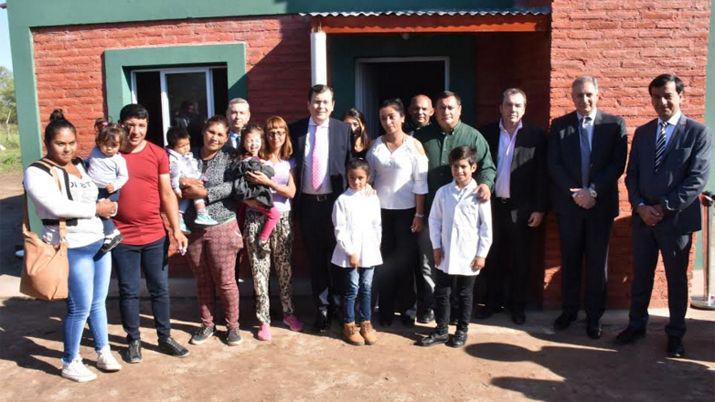 El gobernador de la Provincia Dr Gerardo Zamora encabezó el corte de cintas de las flamantes unidades habitacionales