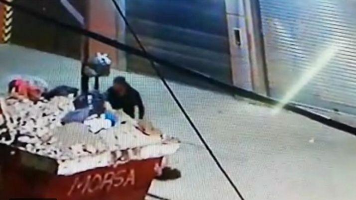 El sospechoso con el cuerpo fue grabado por una cmara de seguridad