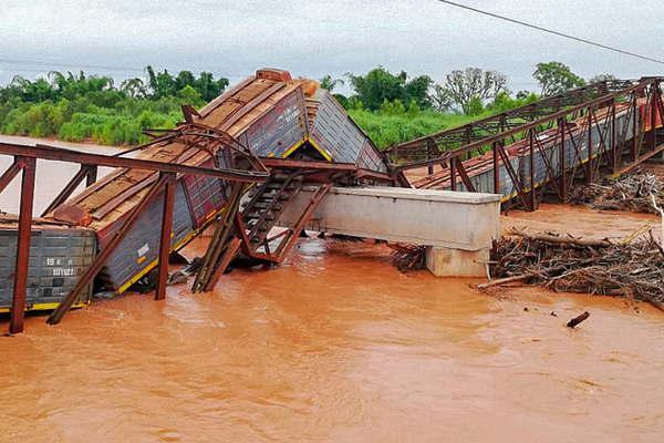 Cayoacute un puente ferroviario cuando pasaba un tren del Belgrano Cargas