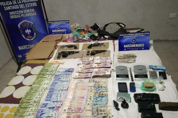 Buscan a dos proacutefugos que huyeron tras el golpe a un quiosco narco en el barrio Mariano Moreno