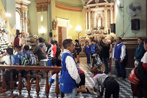 Emotivo encuentro de los santiaguentildeos con la Morenita