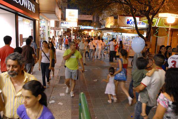 Por la crisis algunos comercios medianos y pequentildeos abriraacuten hoy sus puertas a pesar del feriado