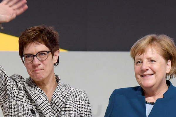 Una mujer sucederaacute a Merkel en el partido democristiano