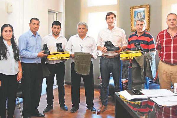 Entregan uniformes a empleados comunales