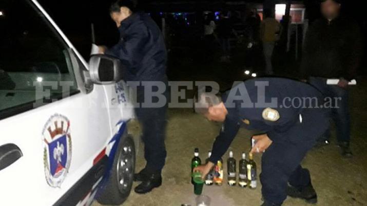 Grupos de menores consumían bebidas alcohólicas a escasos metros de negocios que no contaban con la correspondiente habilitación