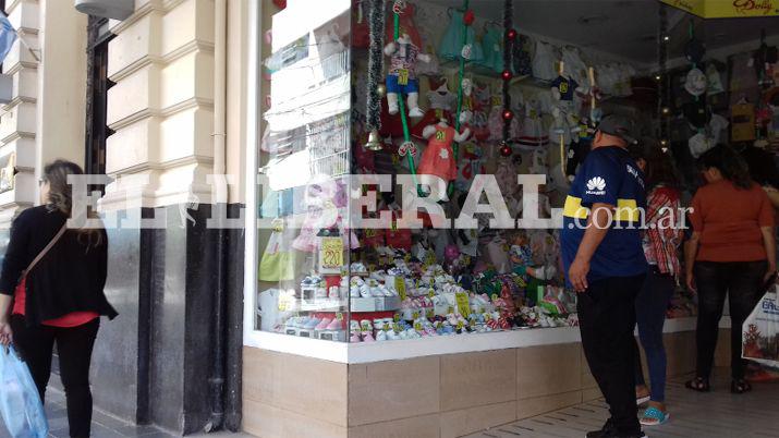 Entre un 60 y 70-en-porciento- de negocios del microcentro abrieron sus puertas en Santiago del Estero