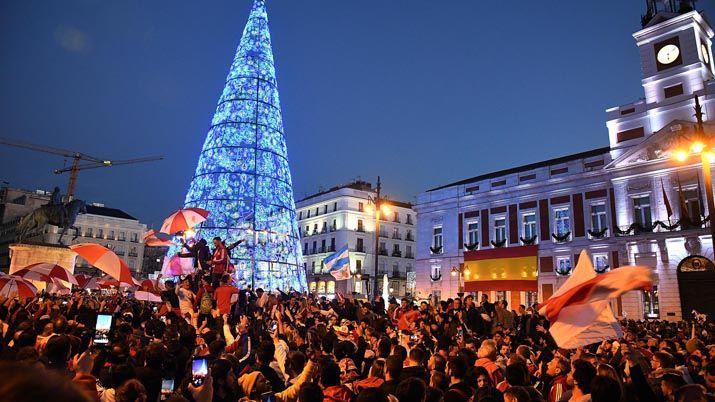 El banderazo de River tuvo fiesta color y canto