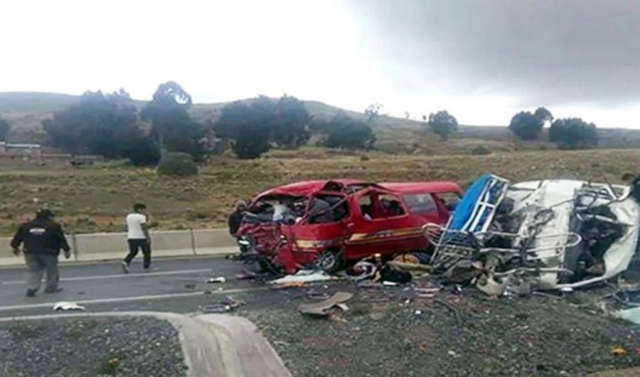 Al menos 17 muertos en un accidente en una ruta de Bolivia