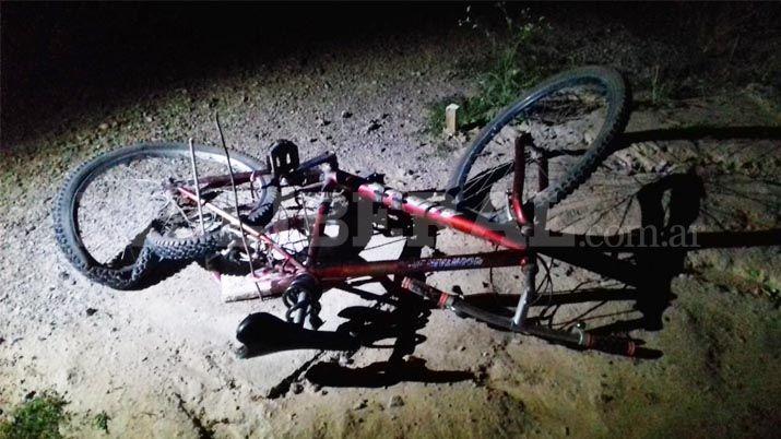 Terrible choque entre una moto y una bicicleta en Avda Circunvalacioacuten