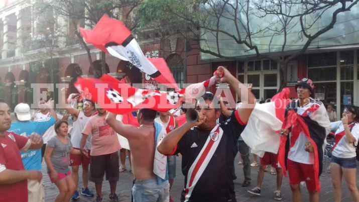 Como es tradicional los hinchas de River Plate eligieron la plaza Libertad para el festejo de la Copa Libertadores