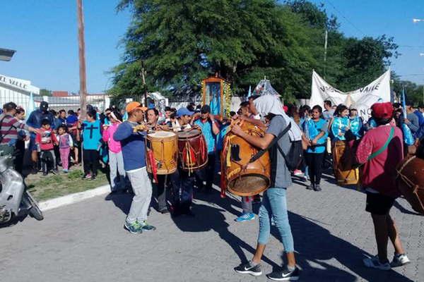 Profunda devocioacuten mariana en la doble peregrinacioacuten a La Daacutersena y a la parroquia de Lourdes 