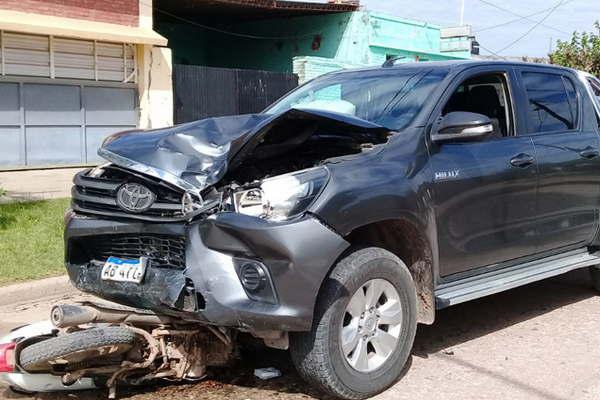 Un joven motociclista fallecioacute al ser embestido por una camioneta