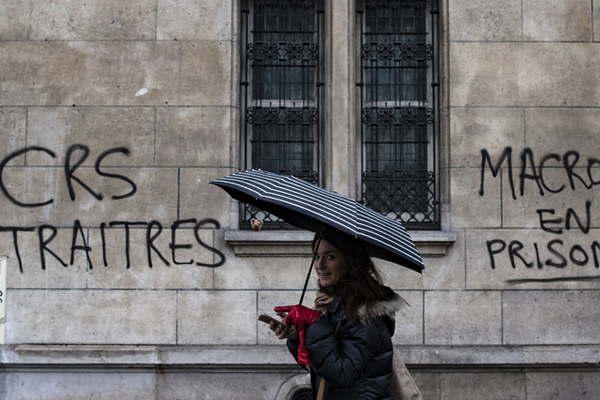 Macron convocoacute a sindicatos y empresarios para frenar la crisis