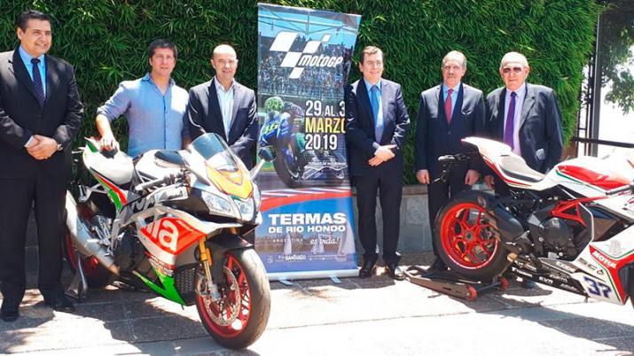El gobernador de Santiago del Estero Dr Gerardo Zamora junto a las autoridades del MotoGP