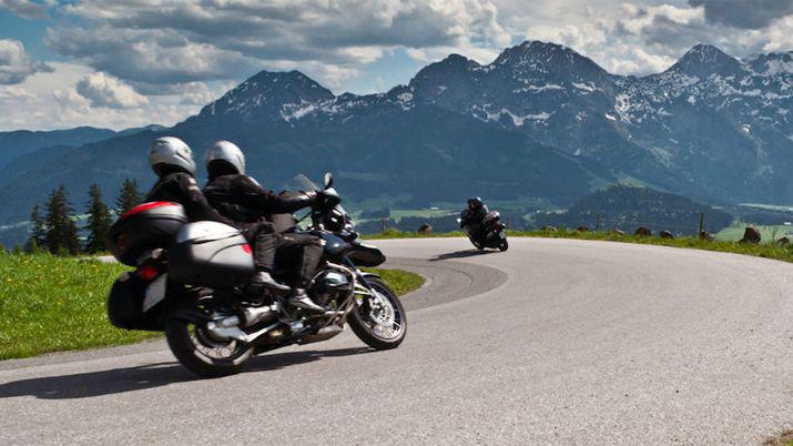 Si viajas en moto aprendé el lenguaje de señas de los moteros