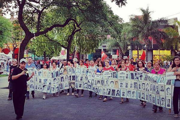 Marcha de organizaciones de DD HH por las calles de la capital santiaguentildea